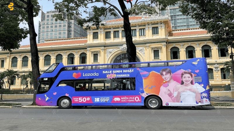 Chạy Roadshow xe bus 45 chỗ 2 tầng sale sinh nhật Lazada 