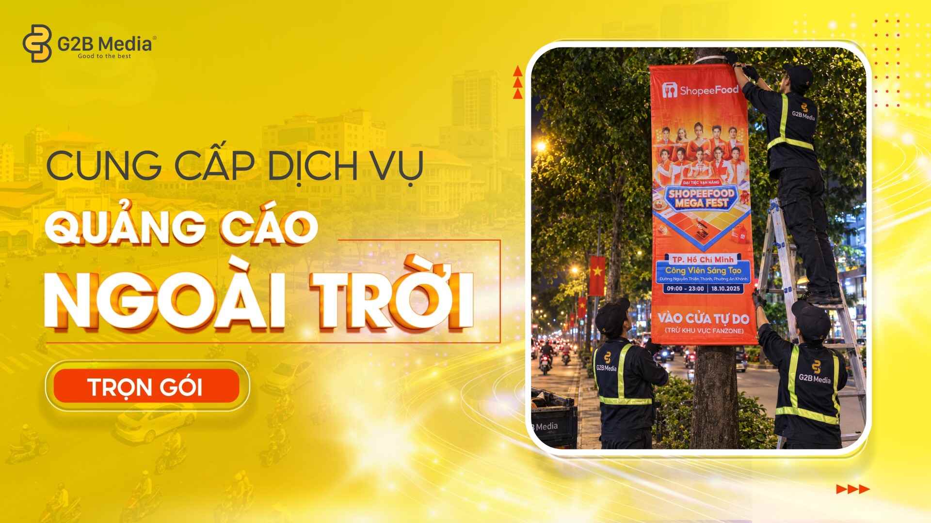Công nhân G2B Media thi công treo phướn quảng cáo sự kiện ShopeeFood Mega Fest tại TP.HCM vào ban đêm.